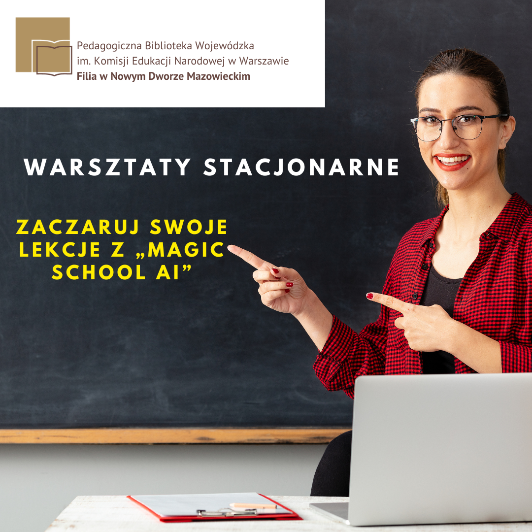 "Nauczycielka w okularach uśmiecha się i wskazuje palcami na napis na tle tablicy: 'Zaczaruj swoje lekcje z Magic School AI'. Logo i nazwa Pedagogicznej Biblioteki Wojewódzkiej w Warszawie, filia w Nowym Dworze Mazowieckim, widoczne w górnej części obrazu."