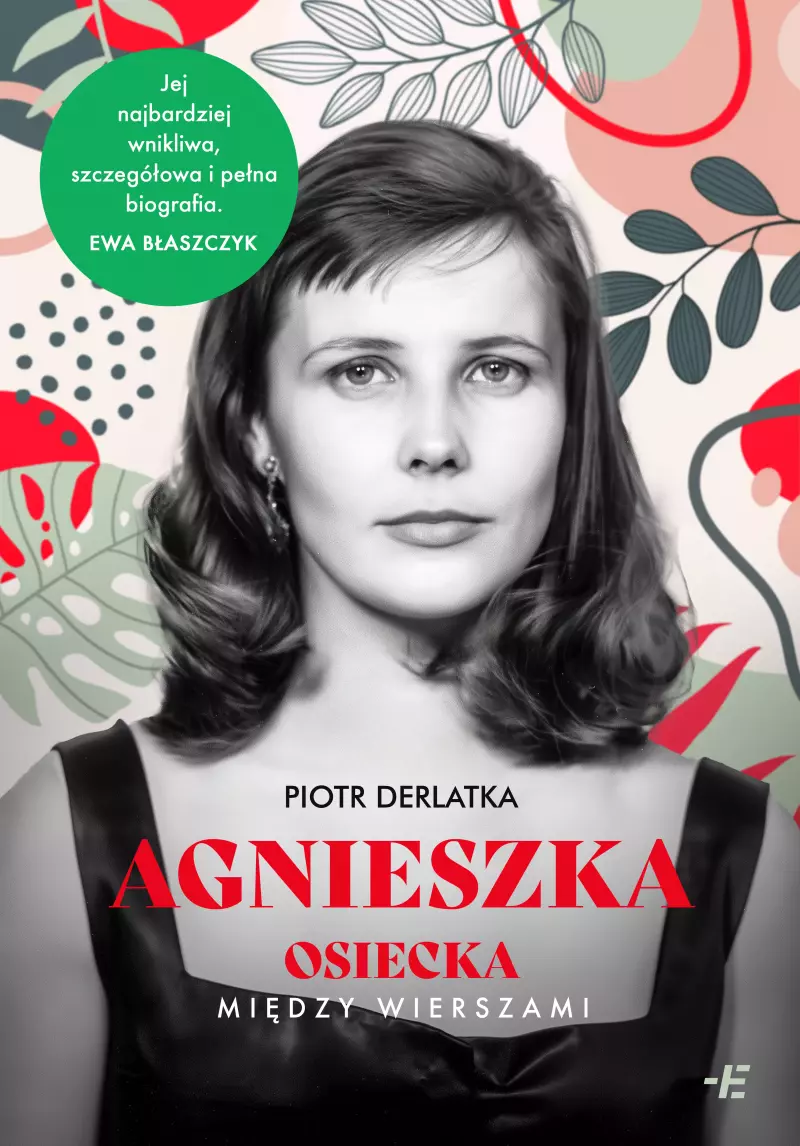 Okładka książki „Agnieszka Osiecka. Między wierszami” autorstwa Piotra Derlatki. Centralnie umieszczone czarno-białe zdjęcie Osieckiej na kolorowym, roślinnym tle. Na górze cytat Ewy Błaszczyk.
