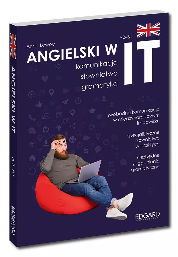 Okładka książki Angielski w IT, komunikacja słownictwo gramatyka. Na Granatowym tle na czerwonej pufie siedzi mężczyzna z laptopem na kolanach.
