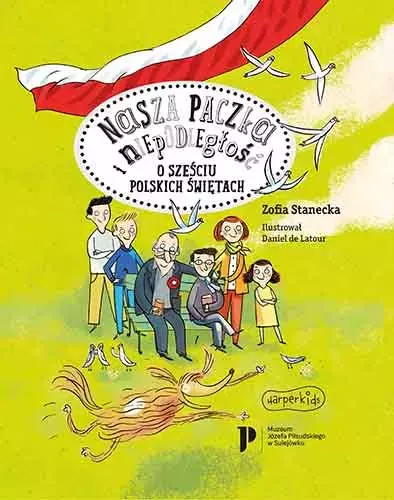 Okładka książki dla dzieci pt. „Nasza paczka i niepodległość. O sześciu polskich świętach” autorstwa Zofii Staneckiej z ilustracjami Daniela de Latour. Ilustracja na jasnozielonym tle przedstawia grupę uśmiechniętych osób w różnym wieku (dzieci i dorosłych) siedzących na ławce oraz stojących obok niej. Na pierwszym planie biegnie radosny, kudłaty pies. Nad postaciami widnieje biało-czerwona flaga Polski oraz białe ptaki przypominające gołębie. W centralnej części znajduje się ozdobny owal z tytułem książki, a w dolnym rogu logotypy wydawnictwa HarperKids oraz Muzeum Józefa Piłsudskiego w Sulejówku.
