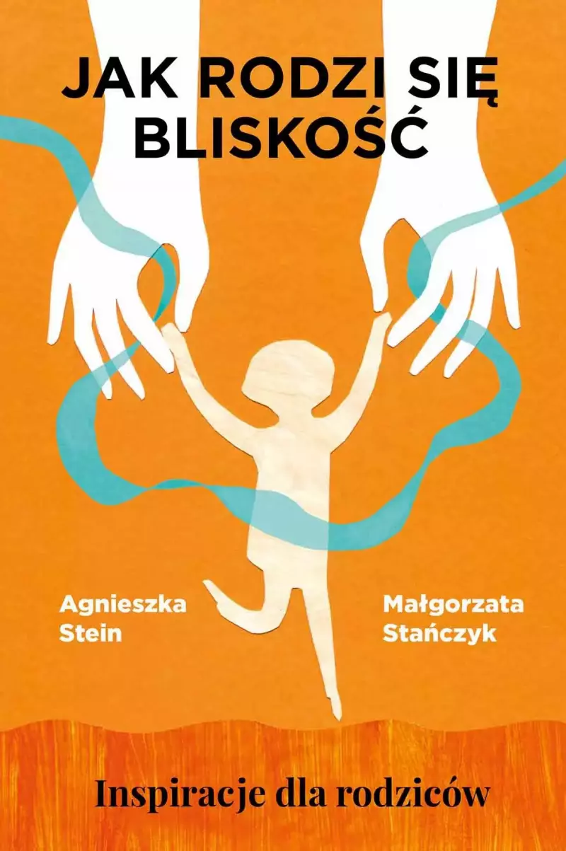 Okładka książki „Jak rodzi się bliskość” autorstwa Agnieszki Stein i Małgorzaty Stańczyk. Na pomarańczowym tle znajduje się biała sylwetka skaczącego, radosnego dziecka, które za dłonie trzymają dwie duże, białe dłonie dorosłych widoczne u góry. Postacie są oplecione błękitną, pofalowaną wstążką. W dolnej części widnieje podtytuł: „Inspiracje dla rodziców”.