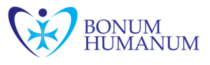 Logo Fundacji Bonum Humanum. Po lewej sygnet w kształcie serca, w które wpisany jest krzyż maltański i symbolizowana sylwetka człowieka w kolorach błękitu i granatu. Po prawej granatowy napis: „BONUM HUMANUM”.