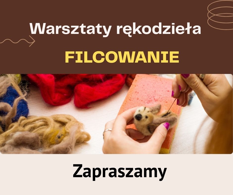 Grafika informacyjna o warsztatach rękodzieła. Na górze, na brązowym tle, widnieje biały napis „Warsztaty rękodzieła” oraz żółty, pogrubiony napis „FILCOWANIE”. Środkową część zajmuje zdjęcie dłoni filcujących igłą małą figurkę na gąbce, w otoczeniu kolorowej wełny czesankowej. Na dole, na jasnym tle, znajduje się duży czarny napis „Zapraszamy”.